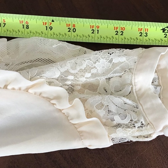 Who What Wear womens M cream lace ruffled embroidered long sleeve blouse keyhole - Picture 10 of 12